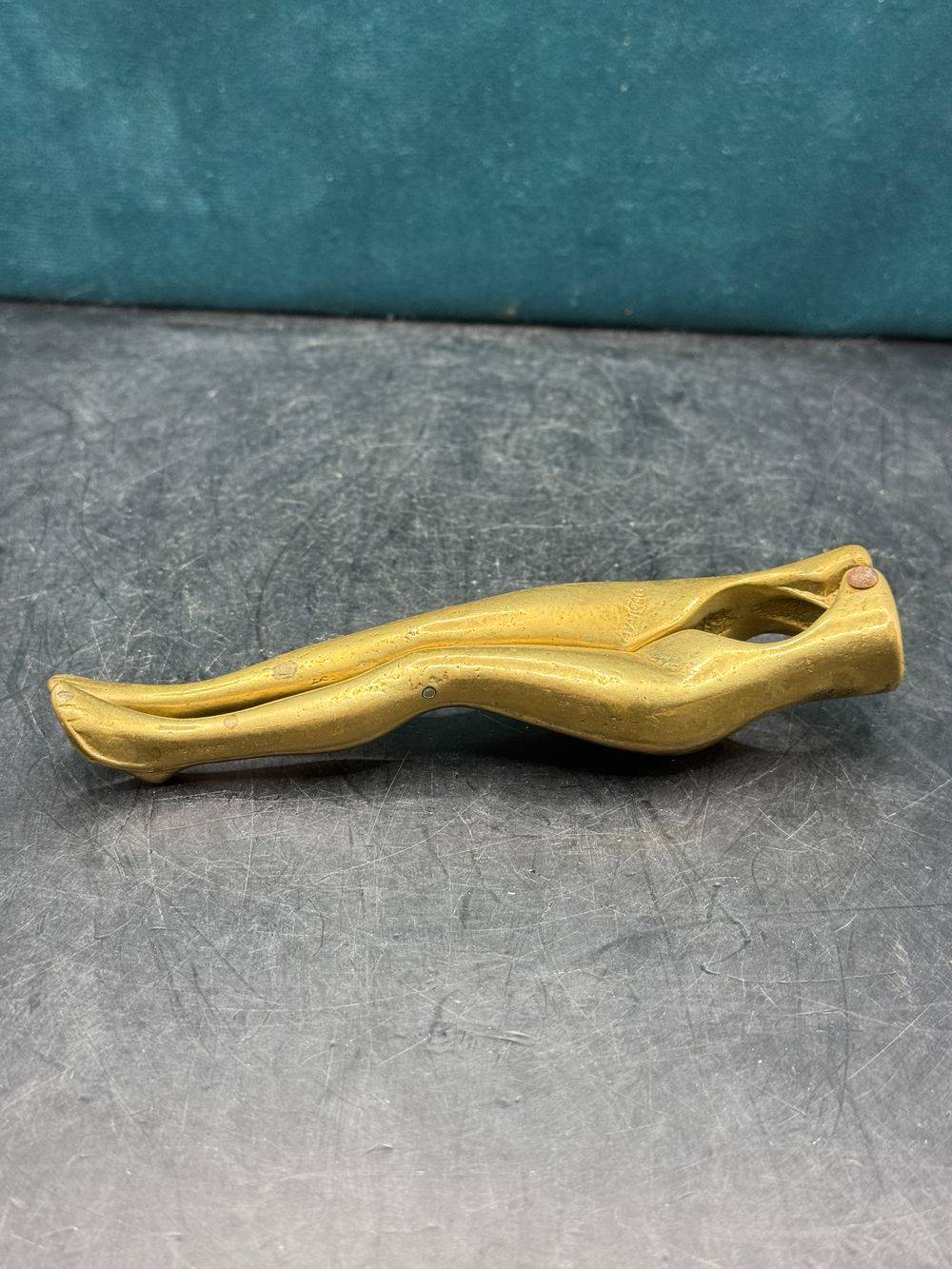 Ancien casse noix sexy en laiton doré datant du 20ème - Jambes de femme - Collection - Décoration – Image 4