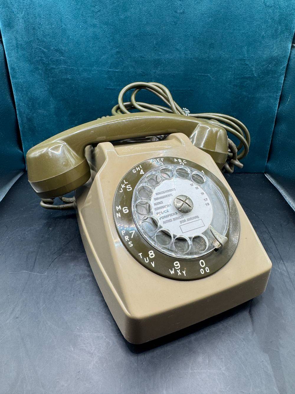 Ancien téléphone en bakélite à cadran - De couleur verte - Ptt So.co.tel s63 fabriqué en France - Daté de mai 1980 - Avec son typique cadran rotatif et sa sonnerie bourdon - Collection - Décoration - Vintage – Image 2