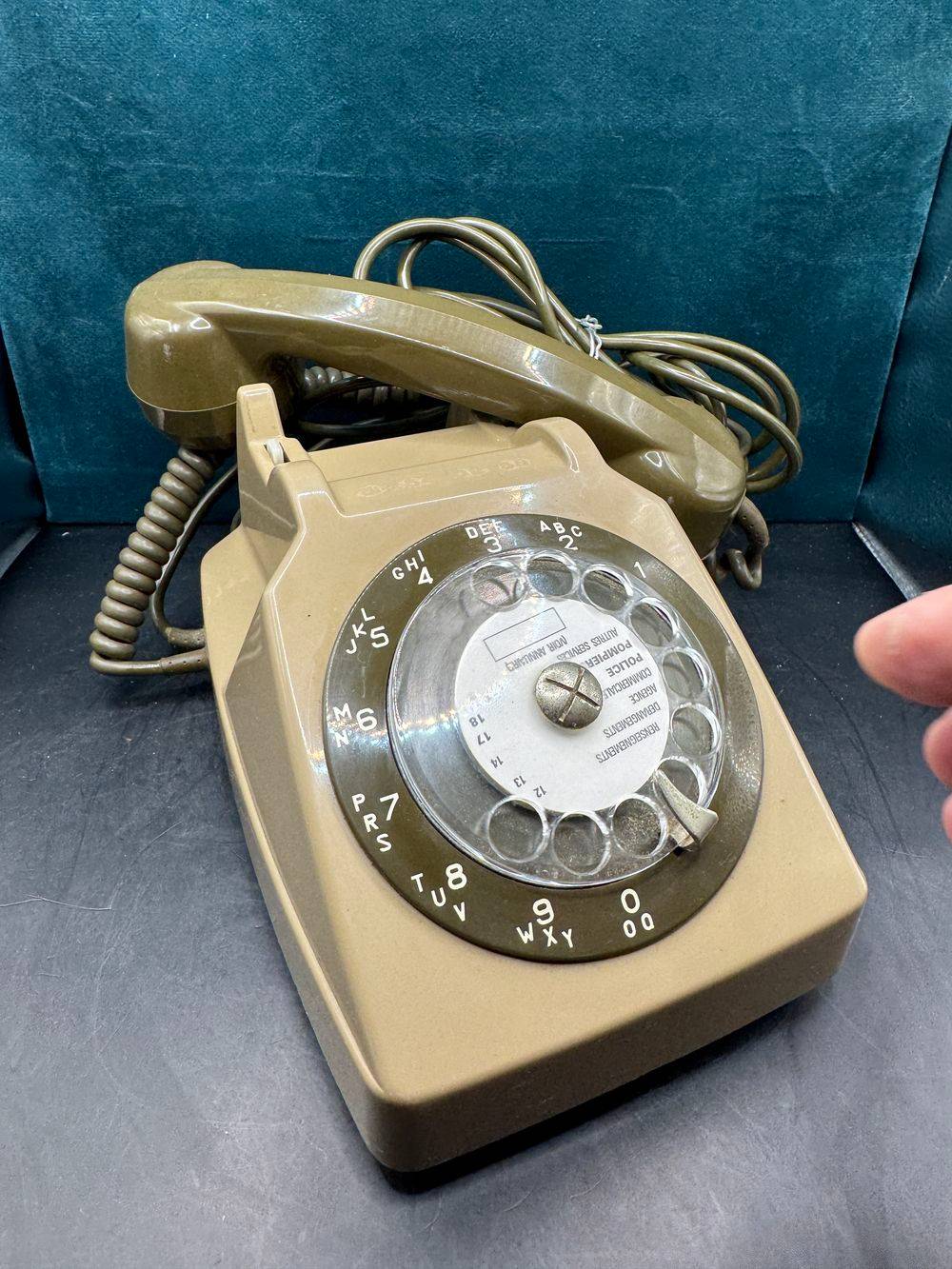 Ancien téléphone en bakélite à cadran - De couleur verte - Ptt So.co.tel s63 fabriqué en France - Daté de mai 1980 - Avec son typique cadran rotatif et sa sonnerie bourdon - Collection - Décoration - Vintage – Image 3