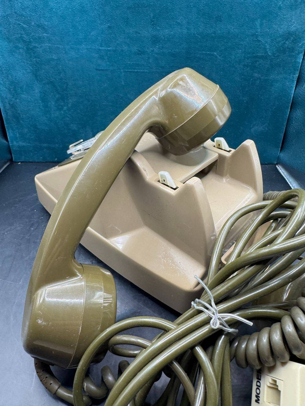 Ancien téléphone en bakélite à cadran - De couleur verte - Ptt So.co.tel s63 fabriqué en France - Daté de mai 1980 - Avec son typique cadran rotatif et sa sonnerie bourdon - Collection - Décoration - Vintage – Image 5
