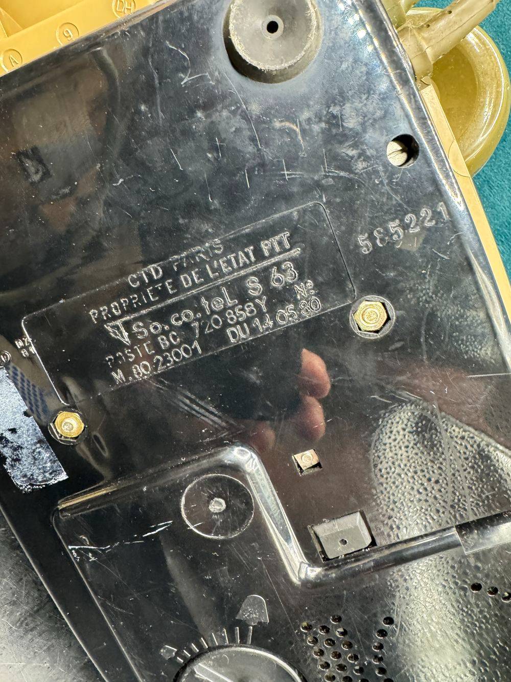 Ancien téléphone en bakélite à cadran - De couleur verte - Ptt So.co.tel s63 fabriqué en France - Daté de mai 1980 - Avec son typique cadran rotatif et sa sonnerie bourdon - Collection - Décoration - Vintage – Image 7