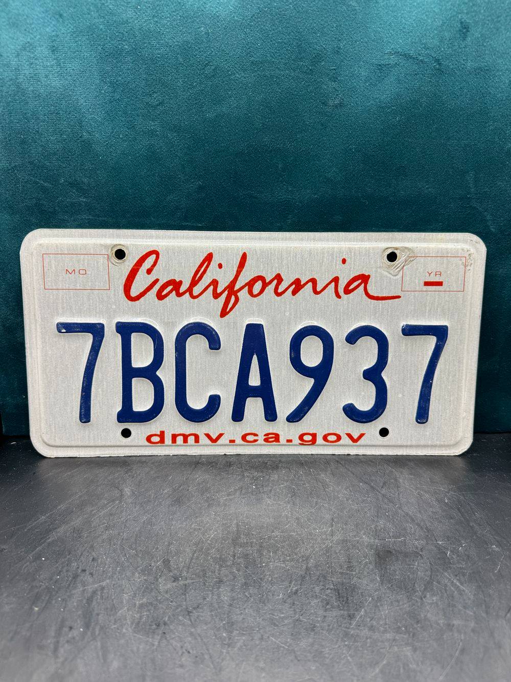 Vraie plaque originale d'immatriculation (en métal et relief) - Usa - Etats-Unis - Etat de Californie - Blanche - Décoration murale pour garage - Collection – Image 2