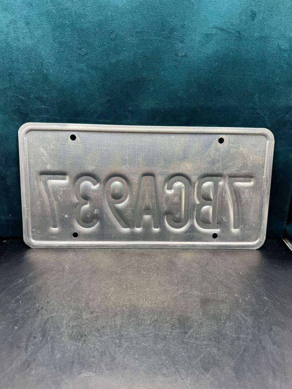 Vraie plaque originale d'immatriculation (en métal et relief) - Usa - Etats-Unis - Etat de Californie - Blanche - Décoration murale pour garage - Collection – Image 3