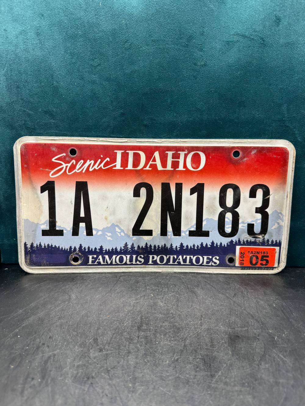 Vraie plaque originale d'immatriculation (en métal et relief) - Usa - Etats-Unis - Etat de l'Idaho - 2005 - Blanche rouge et bleu - Décoration murale pour garage - Collection – Image 2