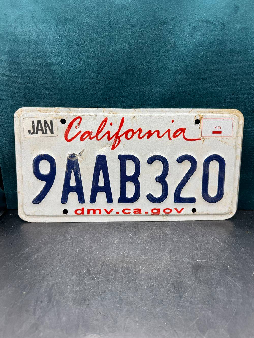 Vraie plaque originale d'immatriculation (en métal et relief) - Usa - Etats-Unis - Etat de Californie (2) - Blanche - Décoration murale pour garage - Collection – Image 2