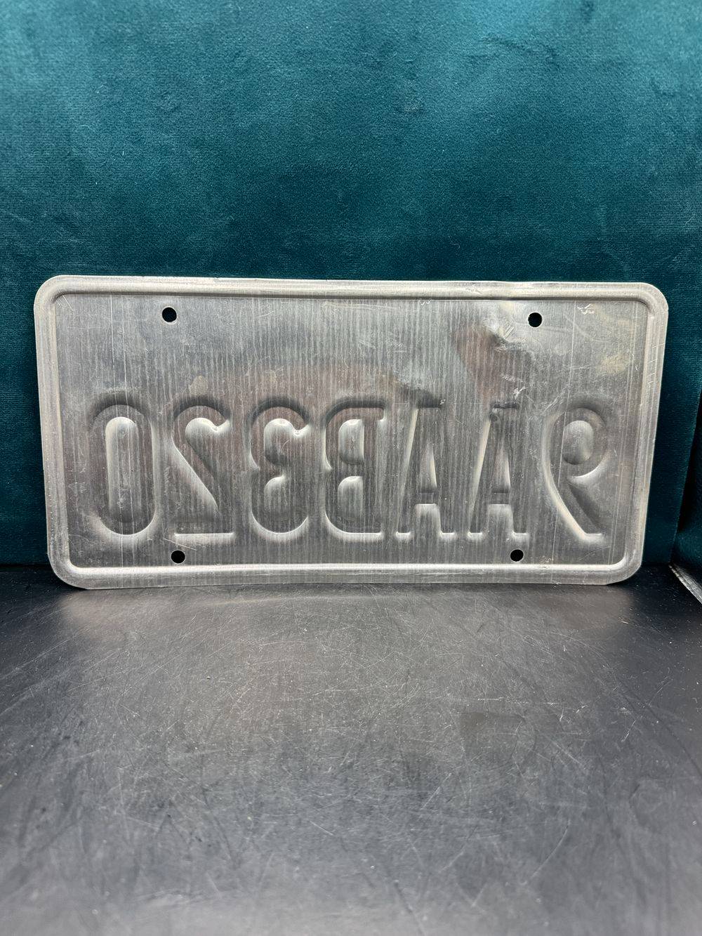 Vraie plaque originale d'immatriculation (en métal et relief) - Usa - Etats-Unis - Etat de Californie (2) - Blanche - Décoration murale pour garage - Collection – Image 3