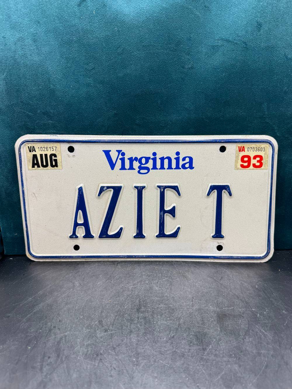 Vraie plaque originale d'immatriculation (en métal et relief) - Vintage des Usa - Etats-Unis - Etat de Virginia - 1993 - Blanche - Décoration murale pour garage - Collection – Image 2