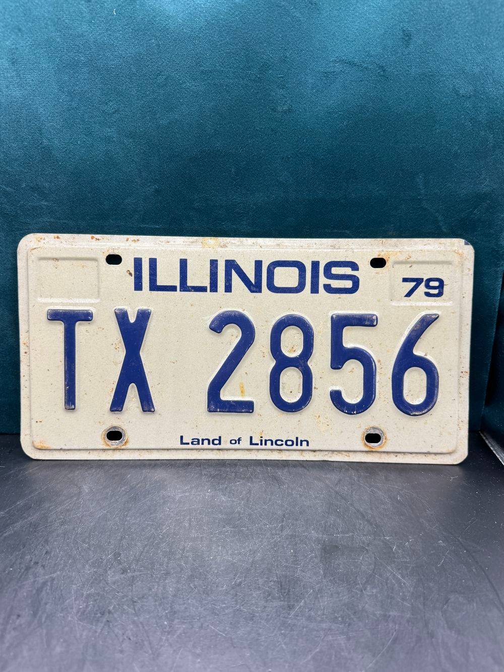 Vraie plaque originale d'immatriculation (en métal et relief) - Vintage des Usa - Etats-Unis - Illinois de 1979 - Blanche - Décoration murale pour garage - Collection – Image 2