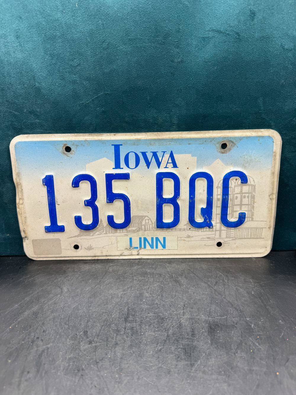 Vraie plaque originale d'immatriculation (en métal et relief) - Vintage des Usa - Etats-Unis - Etat de l'Iowa - Blanche et bleue - Décoration murale pour garage - Collection – Image 2