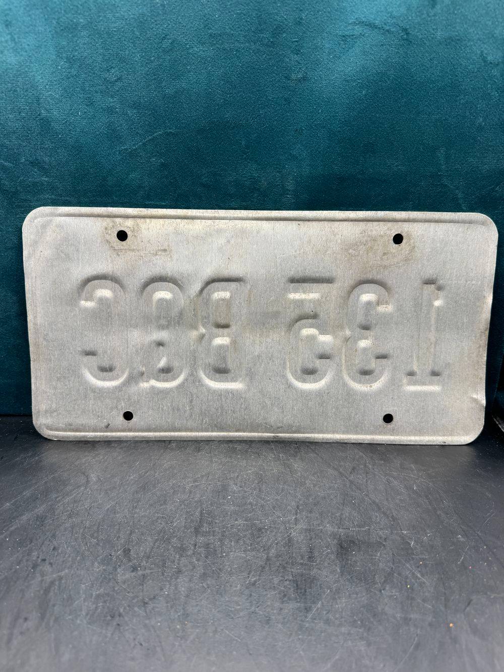 Vraie plaque originale d'immatriculation (en métal et relief) - Vintage des Usa - Etats-Unis - Etat de l'Iowa - Blanche et bleue - Décoration murale pour garage - Collection – Image 3