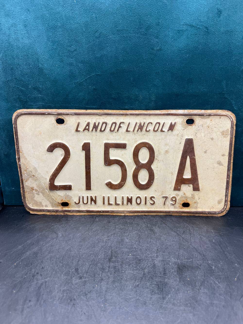 Vraie plaque originale d'immatriculation (en métal et relief) - Vintage des Usa - Etats-Unis - Etat de l'Illinois - 1979 - Blanche et marron - Décoration murale pour garage - Collection – Image 2