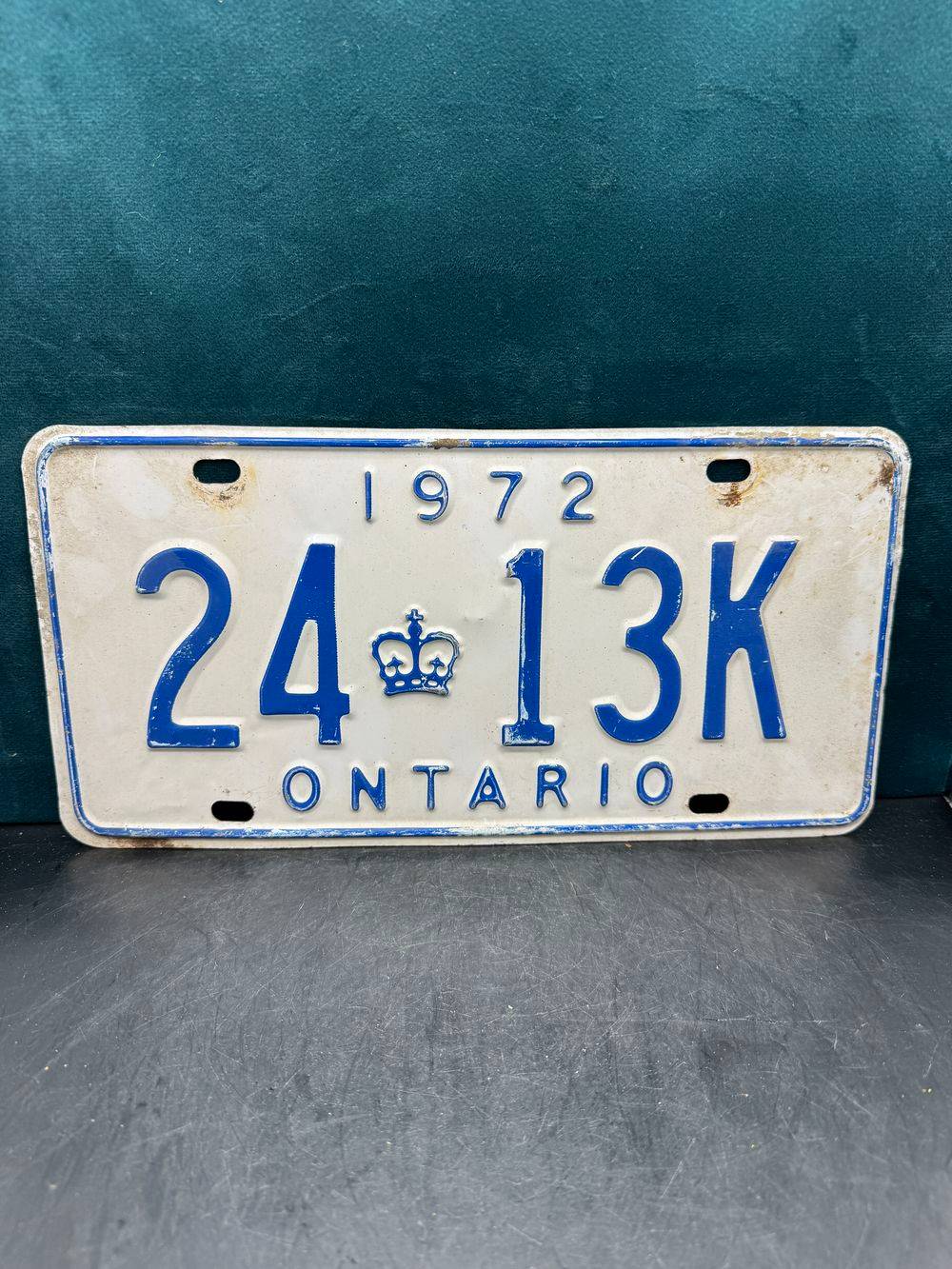 Vraie plaque originale d'immatriculation (en métal et relief) - Vintage des Usa - Etats-Unis - Etat de l'Ontario - 1972 - Blanche et bleue - Décoration murale pour garage - Collection – Image 2