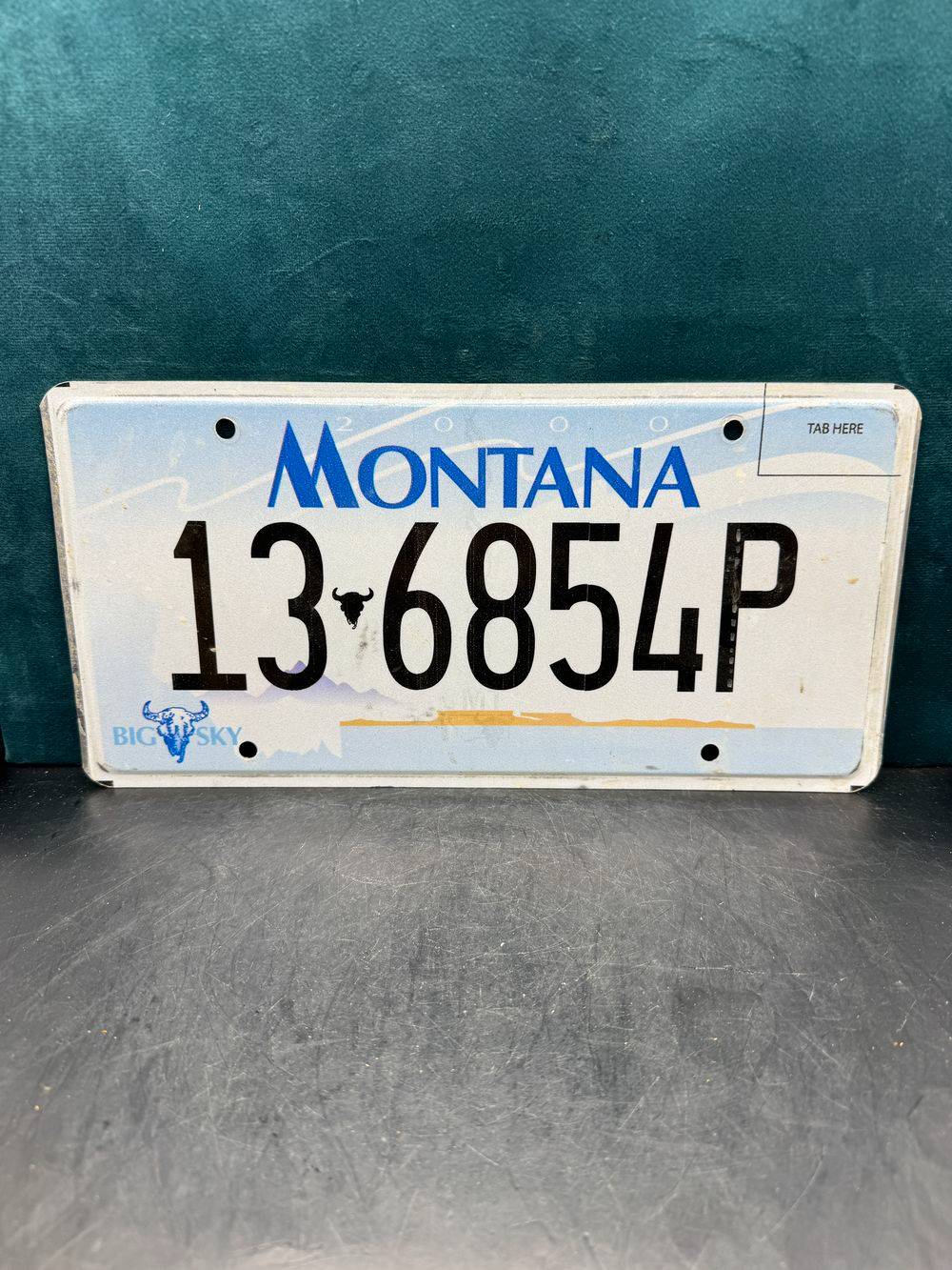 Vraie plaque originale d'immatriculation (en métal et relief) - Vintage des Usa - Etats-Unis - Etat du Montana - Blanche et bleue - Décoration murale pour garage - Collection – Image 2