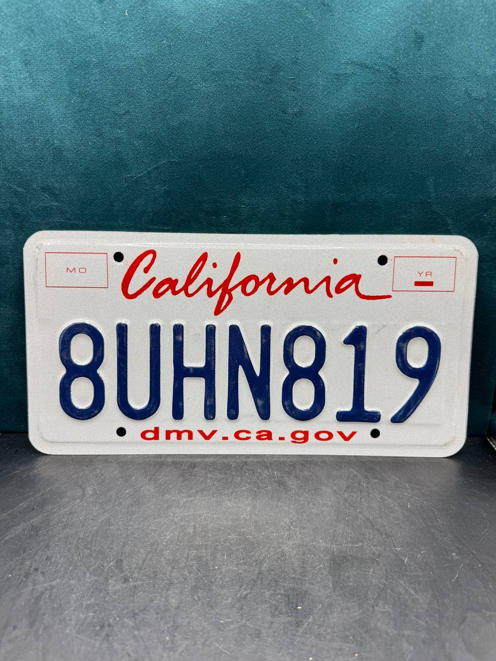Vraie plaque originale d'immatriculation (en métal et relief) - Usa - Etats-Unis - Etat de Californie - Blanche - Décoration murale pour garage - Collection – Image 2