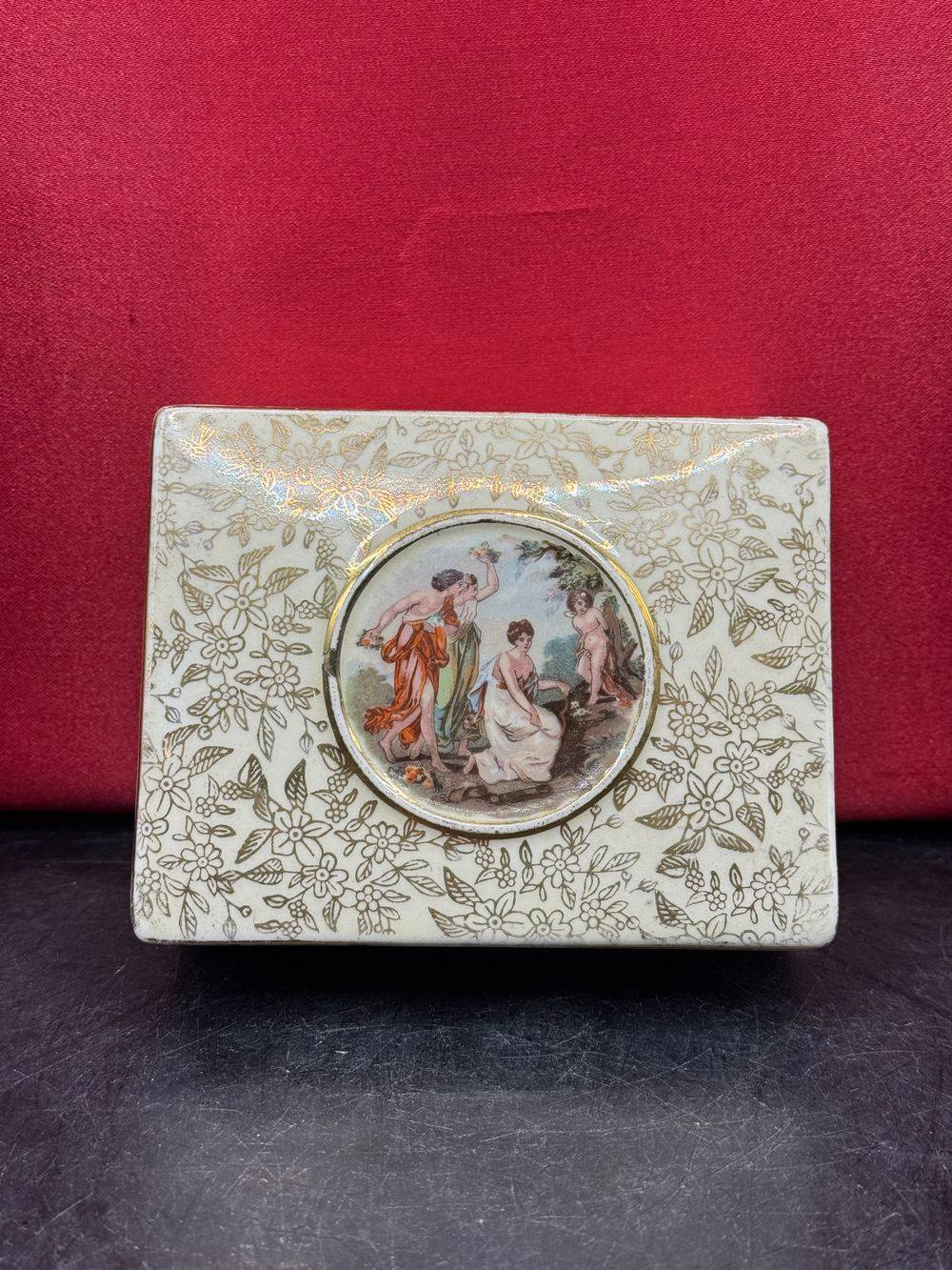 Ravissante boîte à bijoux en porcelaine - Empire England des années 1940 - Ornée de fleurs et de feuilles dorées et d'une scène romantique sur le couvercle - Numérotée - Collection - Décoration – Image 2