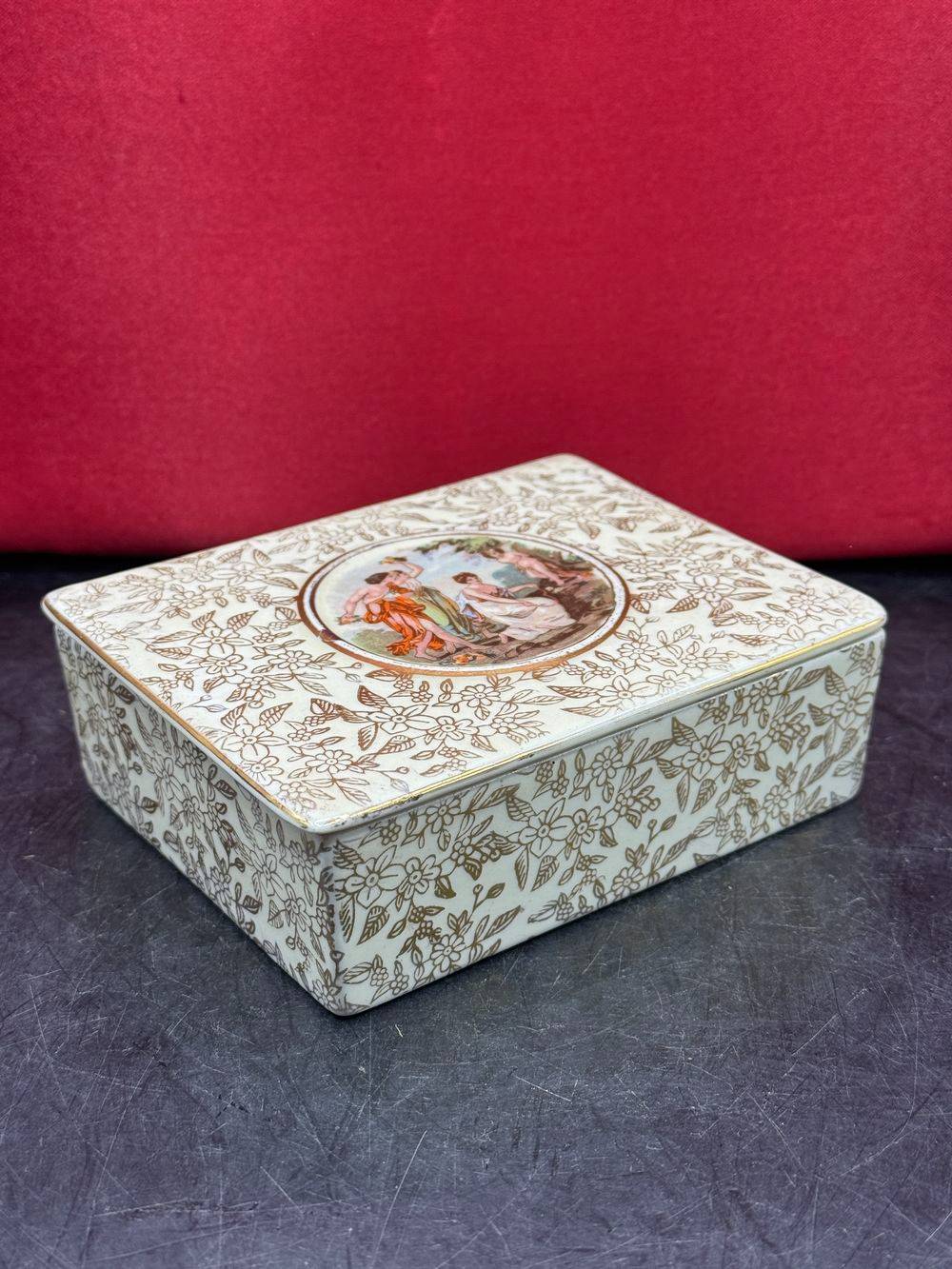 Ravissante boîte à bijoux en porcelaine - Empire England des années 1940 - Ornée de fleurs et de feuilles dorées et d'une scène romantique sur le couvercle - Numérotée - Collection - Décoration – Image 3