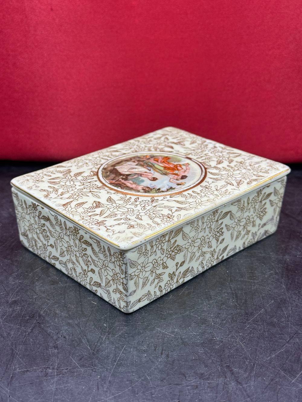 Ravissante boîte à bijoux en porcelaine - Empire England des années 1940 - Ornée de fleurs et de feuilles dorées et d'une scène romantique sur le couvercle - Numérotée - Collection - Décoration – Image 5