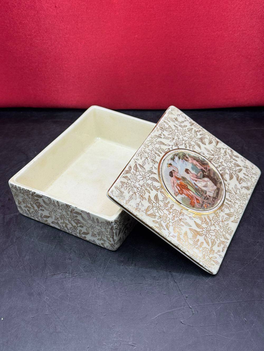 Ravissante boîte à bijoux en porcelaine - Empire England des années 1940 - Ornée de fleurs et de feuilles dorées et d'une scène romantique sur le couvercle - Numérotée - Collection - Décoration – Image 7