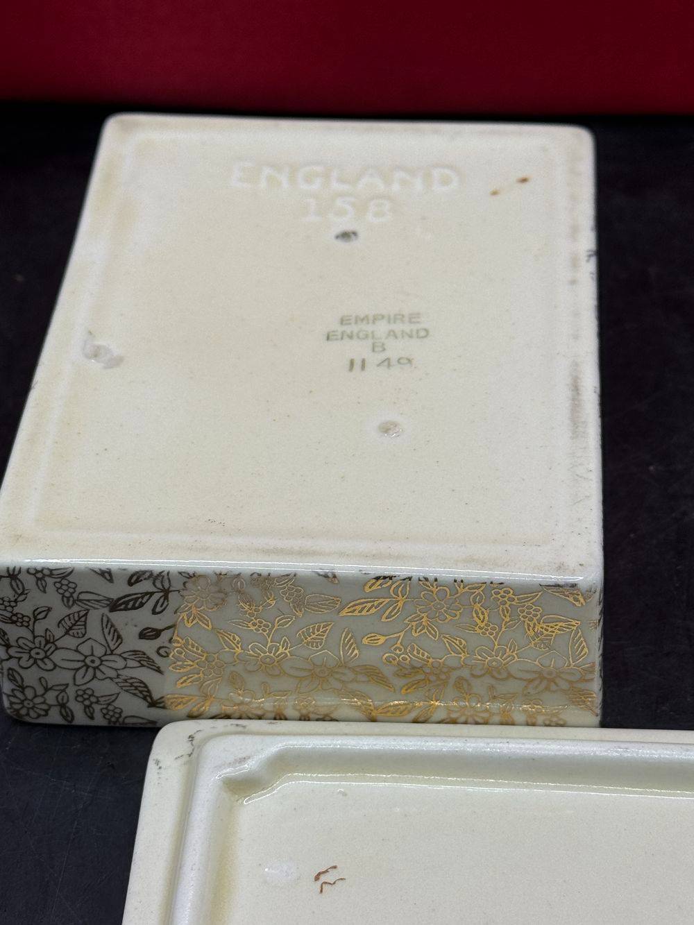 Ravissante boîte à bijoux en porcelaine - Empire England des années 1940 - Ornée de fleurs et de feuilles dorées et d'une scène romantique sur le couvercle - Numérotée - Collection - Décoration – Image 10