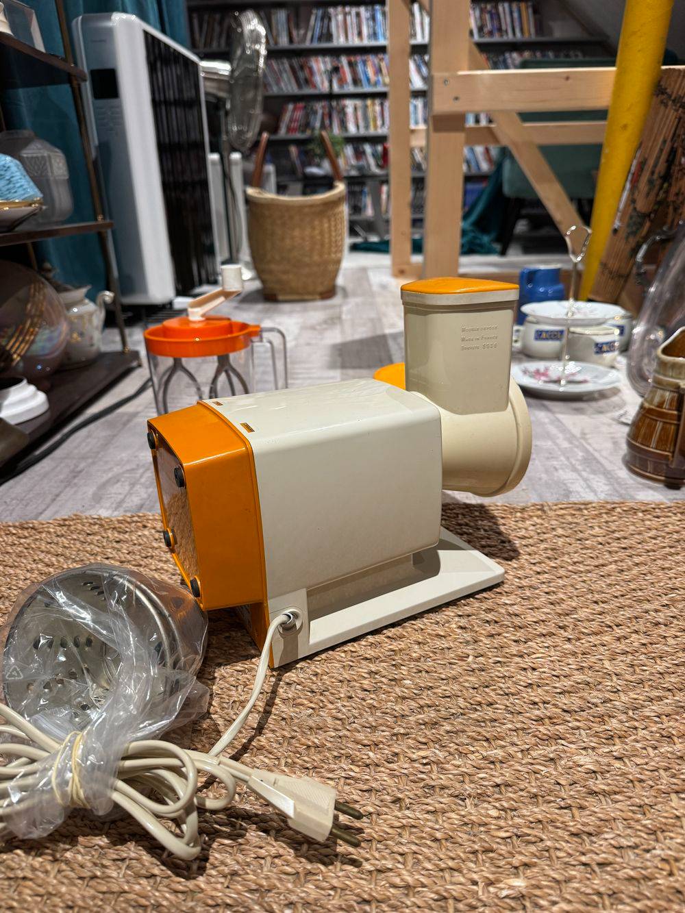 Ancien Robot multifonction Moulinex Jeannette (1) avec râpes à légumes - Orange - Vintage des années 70 - Fonctionne parfaitement - Décoration - Collection – Image 4
