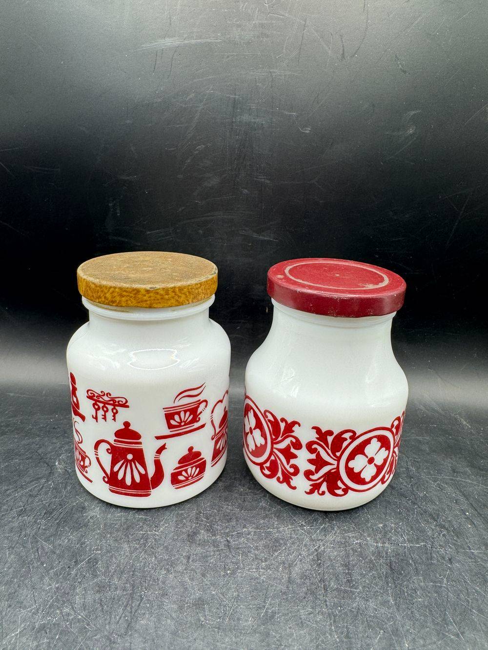 Ensemble / Lot de deux anciens pots à moutarde en opaline blanche - Décors rouge différents - Circa 1970 - Décoration - Collection - Vintage – Image 2