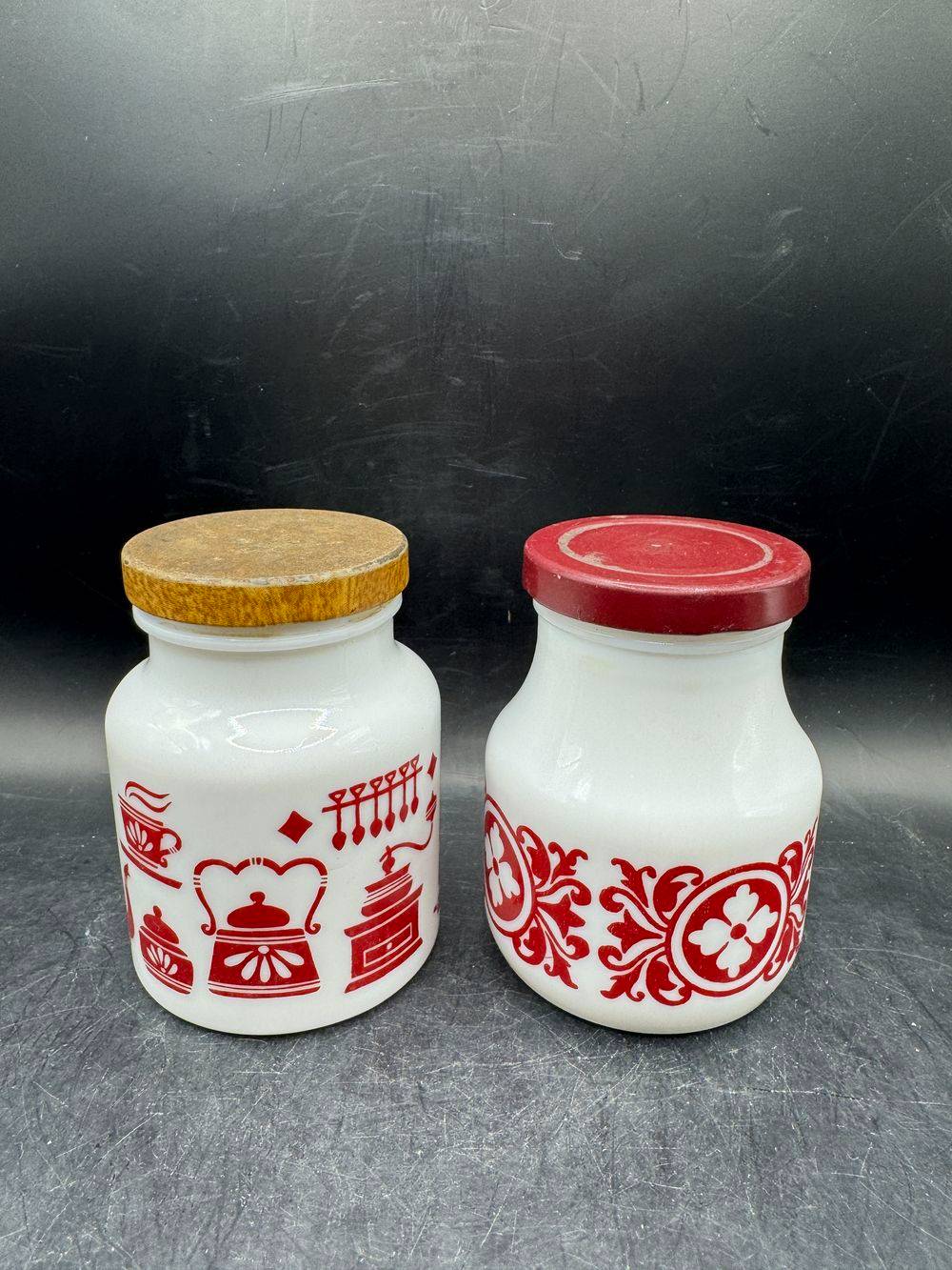 Ensemble / Lot de deux anciens pots à moutarde en opaline blanche - Décors rouge différents - Circa 1970 - Décoration - Collection - Vintage – Image 3