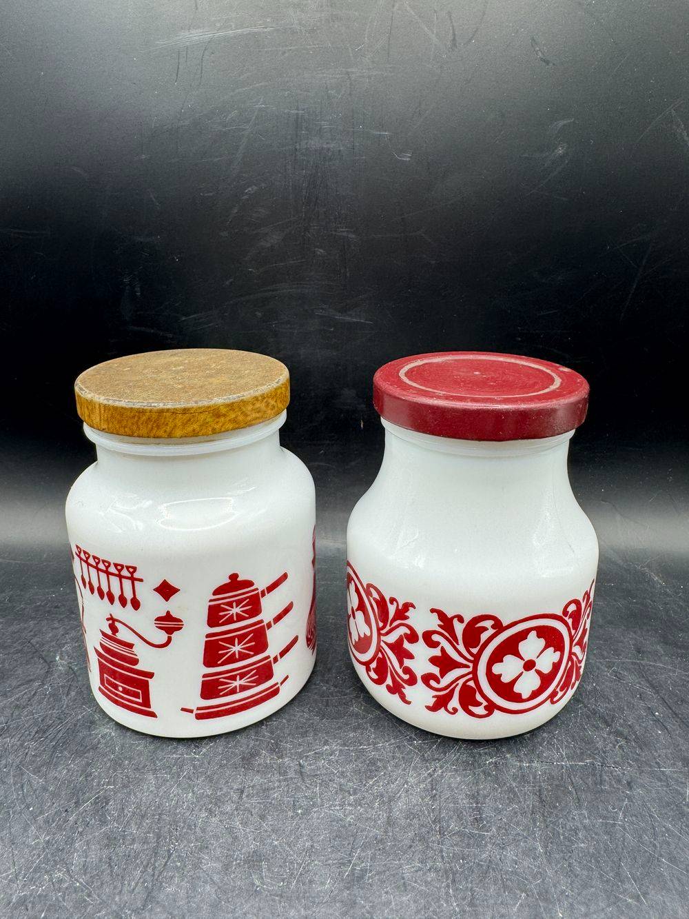 Ensemble / Lot de deux anciens pots à moutarde en opaline blanche - Décors rouge différents - Circa 1970 - Décoration - Collection - Vintage – Image 4