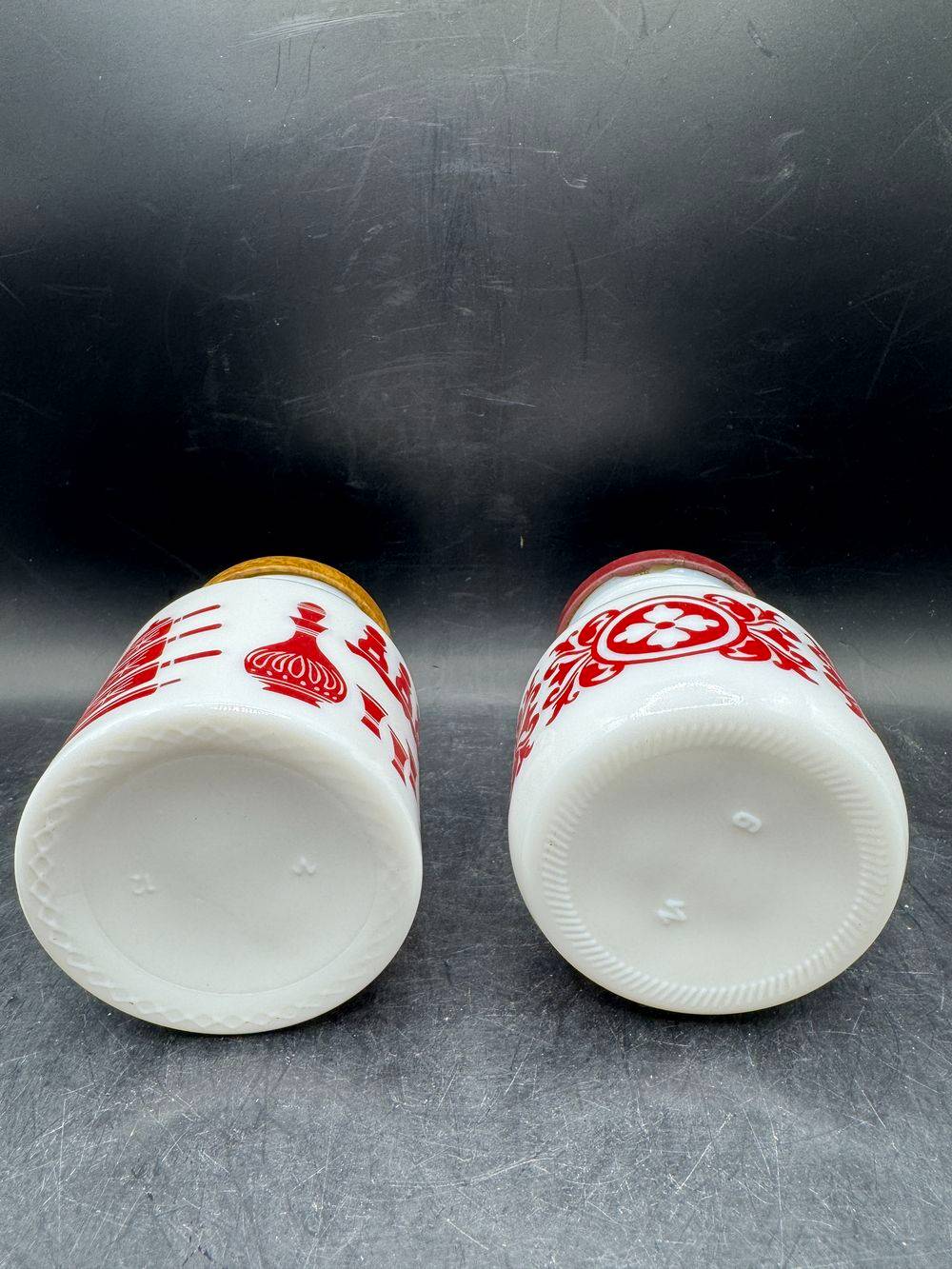 Ensemble / Lot de deux anciens pots à moutarde en opaline blanche - Décors rouge différents - Circa 1970 - Décoration - Collection - Vintage – Image 5