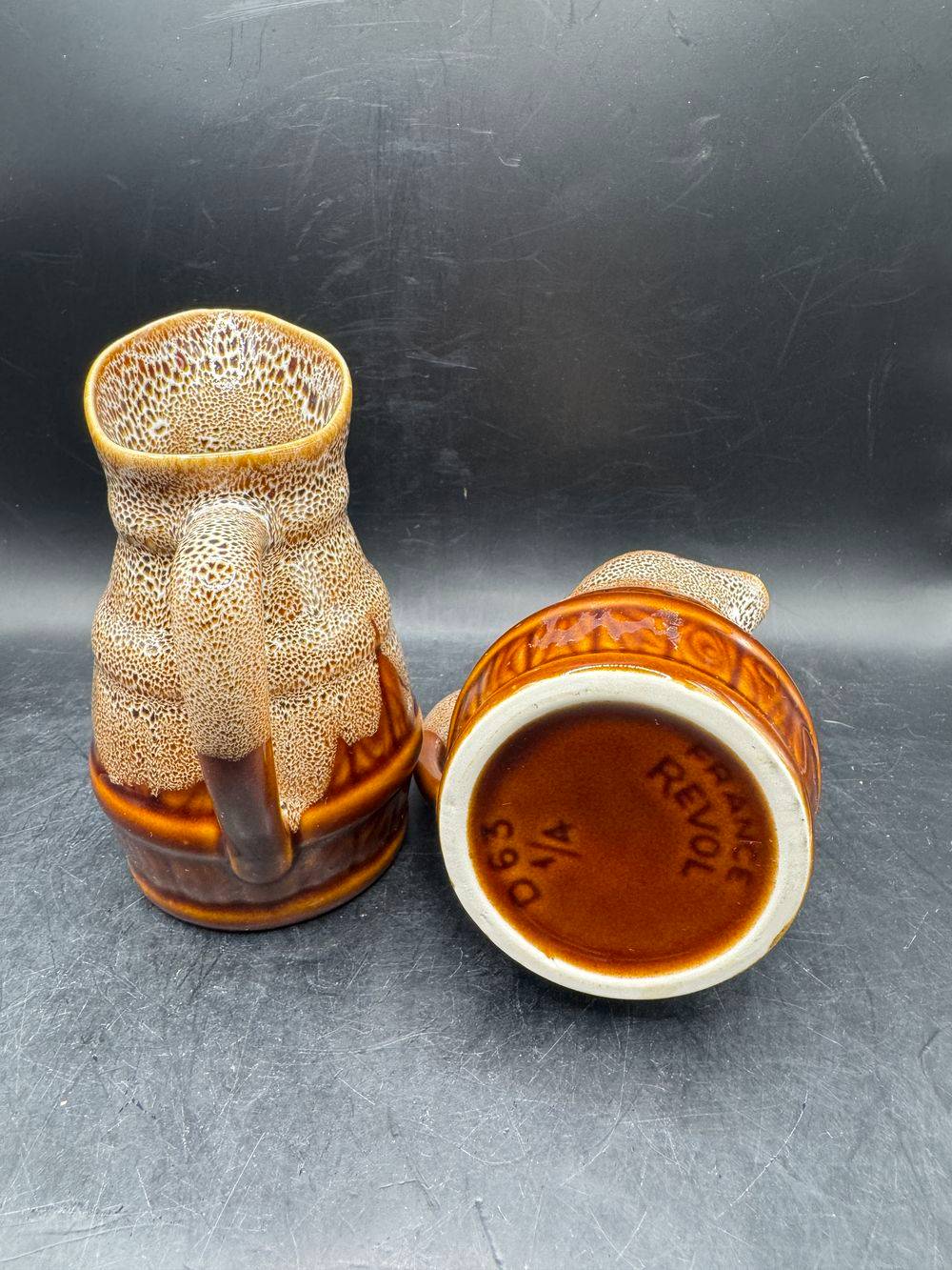 Ensemble / Lot de deux anciens Pichets en grès flammé - 1/4 de litre - En forme de petit tonneau - Revol Circa 1970 - Décoration bar bistrot - Collection - Vintage – Image 7