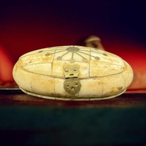 Ancienne Boîte à bijoux en os avec incrustation de laiton - Ovale - Faite à la main - Made in India - Charnière et fermoir métal - Intérieur velours bleu/violet - Collection - Décoration