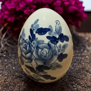 Grand œuf en porcelaine de Chine - Bleu et blanc - Décor roses - Collection - Décoration - Vintage