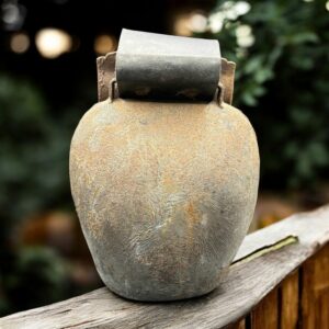 Ancienne et authentique Cloche de vache/vachette/bélier ou autres - Avec sa sonnaille d'origine et son attache en cuir - Du début du 20ème siècle - Objet de collection - Décoration