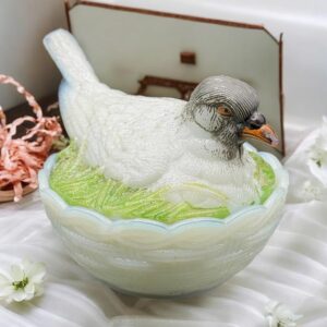 Bonbonnière ronde (ou sucrier ou beurrier) en verre opaline blanche de Porthieux peint à la main représentant une oiseau/pigeon sur son nid d'osier tressé - Décoration - Collection