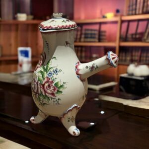 Imposante (par sa taille) Chocolatière en faïence fine de Clamecy à décor floral polychrome émaillé peint de couleurs fraiches - Made in France - Signée - Collection - Décoration