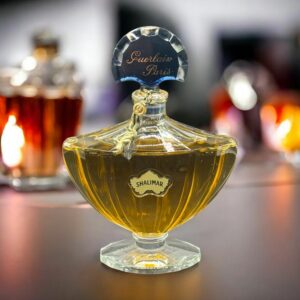 Ancien et introuvable flacon de parfum Shalimar - Guerlain - 60ml - Jamais ouvert - Modèle Chauve Souris des années 80 en verre incolore pressé moulé, bouchon éventail en verre teinté bleu Bosphore et Guerlain Paris en or - Gravure au pied - Collection - Décoration - Rare