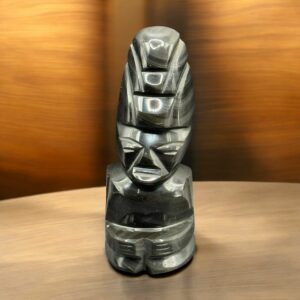 Statuette Guerrier/Totem Aztèque/Maya en pierre d'Obsidienne noire brute avec grande coiffe typique - Origine/Mexique - Vers 1970 - Collection - Décoration - Vintage