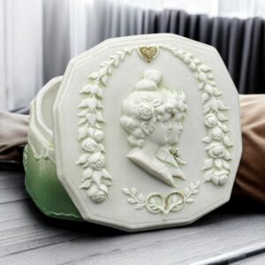 Charmante Boîte à bijoux en biscuit de porcelaine "Portrait d'un frère et d'une sœur" - Circa fin 19ème - Couleurs vert et doré - Collection - Décoration