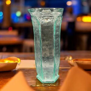 Ancien grand mesureur/doseur (avec bec verseur) en verre moulé (de couleur vert) - Made in Italie - Collection - Décoration - Vintage