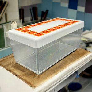 Boite en plastique de rangement de cuisine - Des années 70 - Transparente, blanche, rouge et orange - Déco Vintage