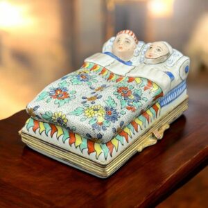 Rare Boîte à bijoux en porcelaine de Chantilly et Limoges au décor de deux personnages dans un lit. Entièrement peinte à la main et ornée d'un liseré en laiton doré - Estampillée - Collection - Décoration