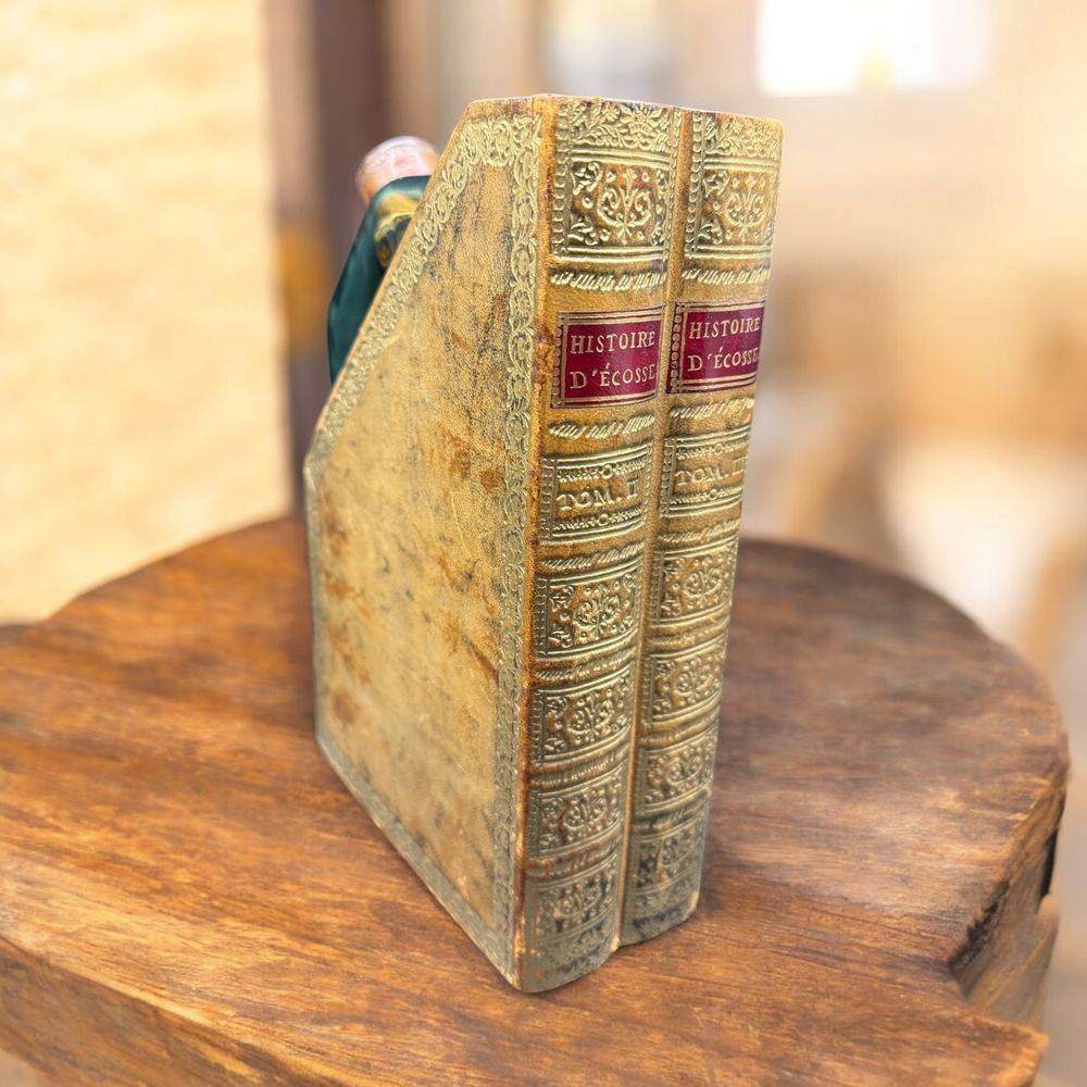 Anciens faux livres - Trompe l'œil avec flasque cachée en verre fumé et bouchon en cuir - Bouteille whisky - Histoire d'Ecosse - Des années 60 - Collection - Décoration - Vintage