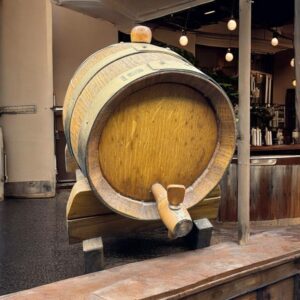 Ancien tonneau / tonnelet / Fût en bois cerclé de cuivre signé Gérard Lafitte - Meilleur ouvrier de France 1933 - Collection - Décoration