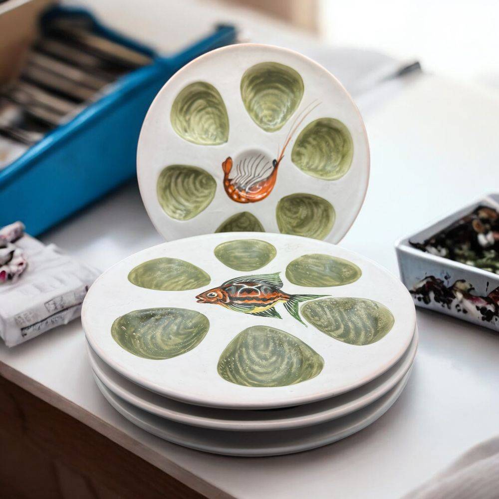 Lot / Ensemble de quatre uniques assiettes à huîtres de Vallauris - France - Décor fait à la main - Collection - Décoration