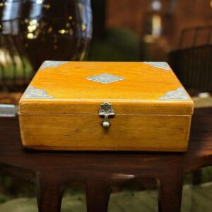 Ancien coffret en bois / boite à bijoux - Serrure à boule - Décor plaques en alu travaillées - Vers 1950 - Collection - Décoration - Vintage