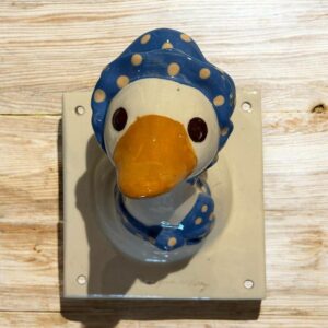 Jolie et rare céramique des années 70/80 - A accrocher au mur (patère / Porte-manteau) - Signée Jean Gabriel Loup - Représentant une canne ou une oie son chapeau - Collection - Décoration