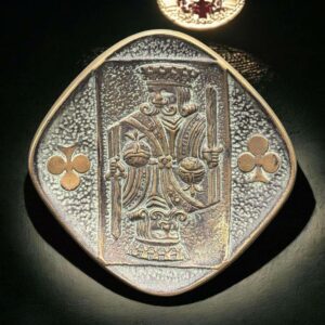 Rare petit vide-poche / Coupelle en bronze signé-e Max Le Verrier (1891-1973) représentant une carte à jouer - Le Roi de trèfle - Circa 1930 - Collection - Décoration