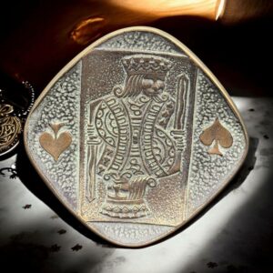 Rare petit vide-poche / Coupelle en bronze signé-e Max Le Verrier (1891-1973) représentant une carte à jouer - Le Roi de pique - Circa 1930 - Collection - Décoration