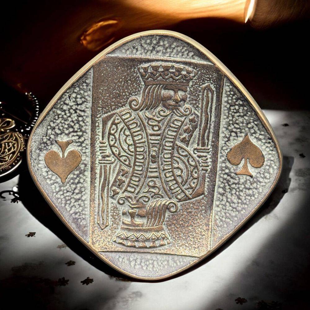 Rare petit vide-poche / Coupelle en bronze signé-e Max Le Verrier (1891-1973) représentant une carte à jouer - Le Roi de pique - Circa 1930 - Collection - Décoration