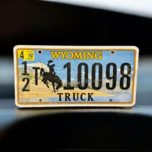 Vraie plaque originale d'immatriculation (en métal et relief) - Usa - Etats-Unis - Etat du Wyoming - 2018 - Bleue - Décoration murale pour garage - Collection