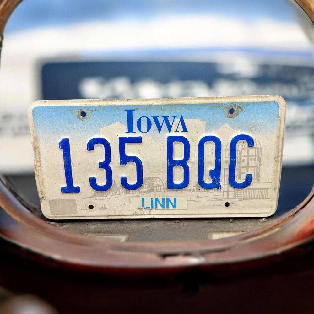 Vraie plaque originale d'immatriculation (en métal et relief) - Vintage des Usa - Etats-Unis - Etat de l'Iowa - Blanche te bleue - Décoration murale pour garage - Collection